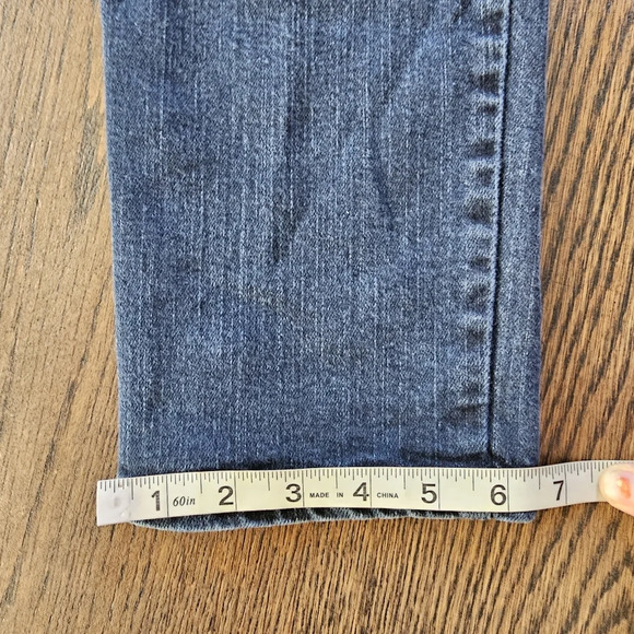 Studio by d & Co Distressed Medium Dark Wash Capri Jeans Size Women's 8 Petite - Picture 8 of 10